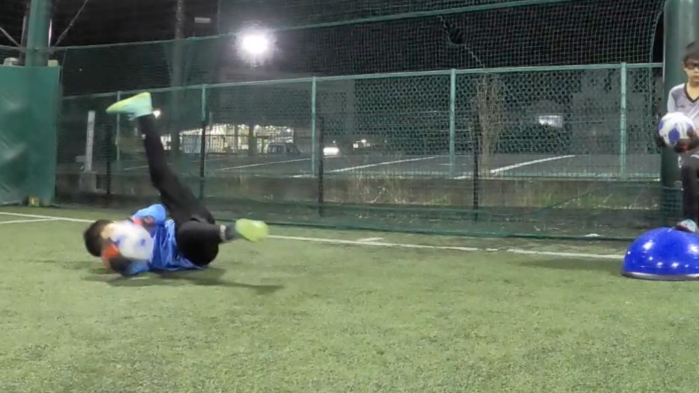 安全な着地を身につけたから小学生でも飛べる 6月27日埼玉 広瀬ゴールキーパー育成スクール朝霞校レポート 埼玉ゴールキーパー スクール 広瀬gk育成スクール